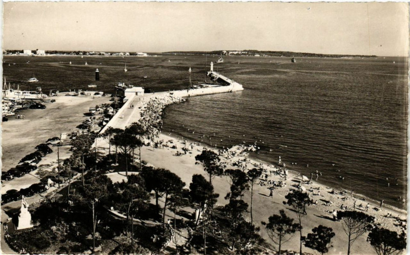 Carte postale ancienne Cannes L'Entrée du Port à Cannes