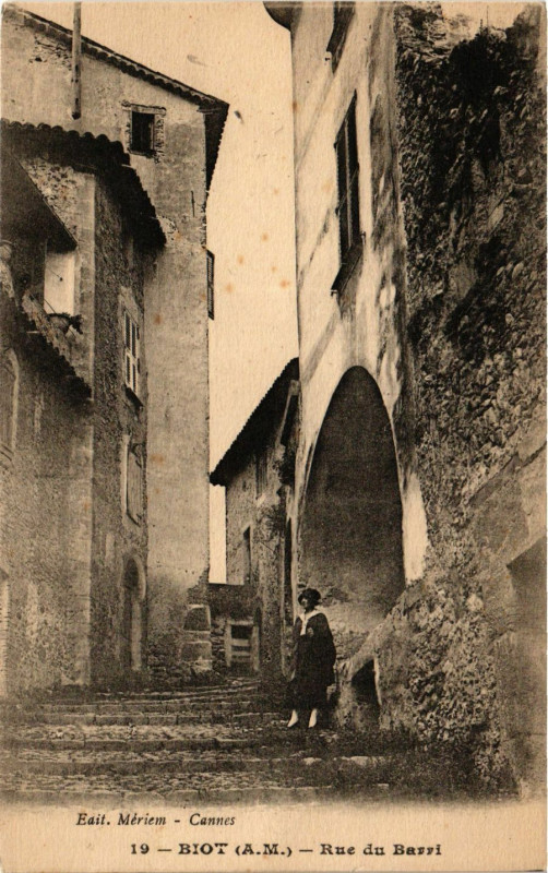 Carte postale ancienne Biot Rue du Barri à Biot