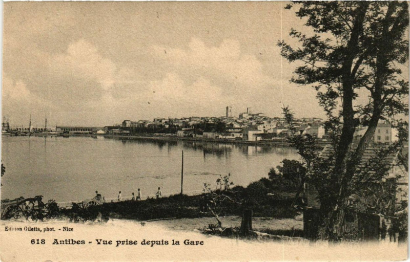 Carte postale ancienne Antibes Vue prise depuis la Gare à Antibes