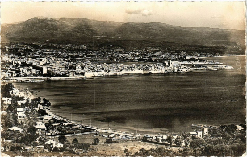 Carte postale ancienne Antibes Vue générale et la baie à Antibes