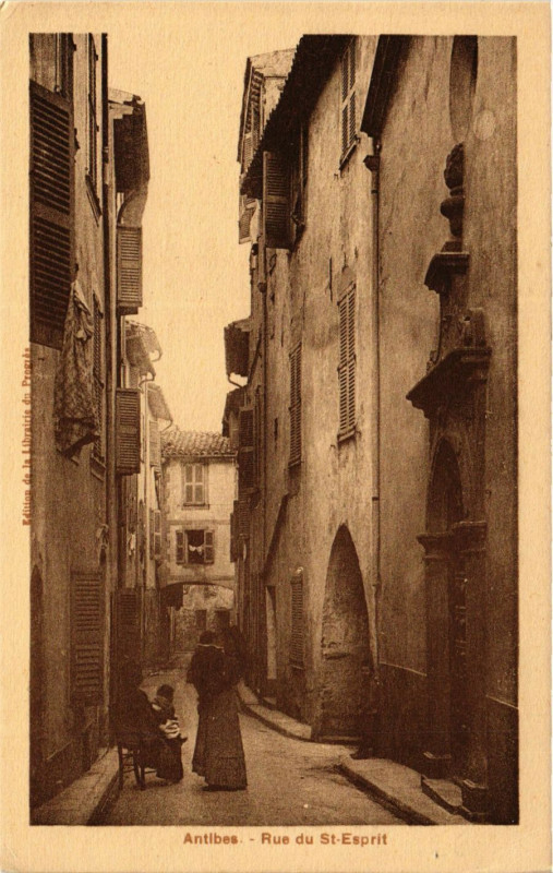 Carte postale ancienne Antibes Rue du St-Esprit à Antibes