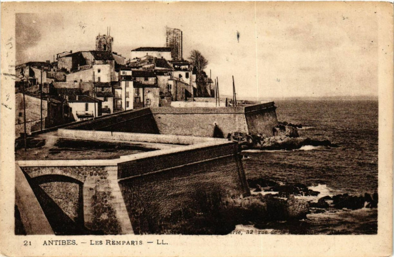 Carte postale ancienne Antibes Le Remparts à Antibes