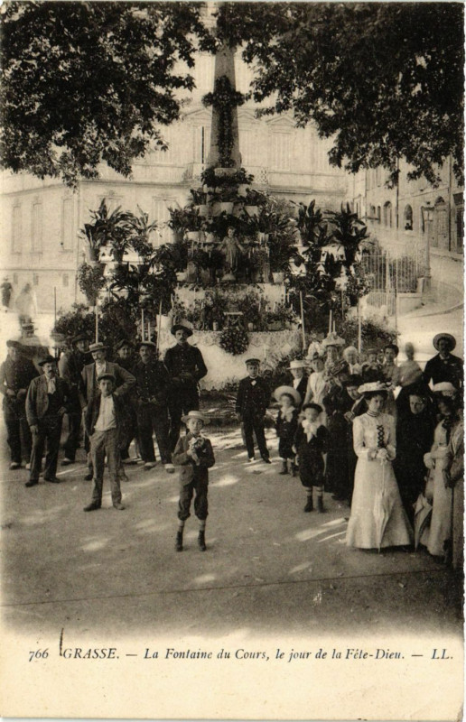 Carte postale ancienne Grasse La Fontaine des Cours, le jour de la Fete-Dieu à Grasse