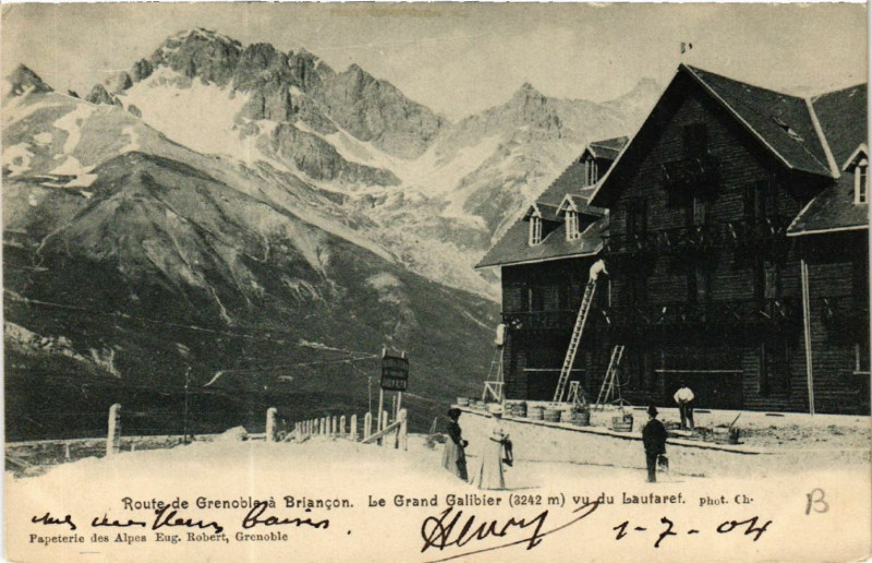 Carte postale ancienne Route de Grenoble a Briancon. Le Grand Galibier (3242 m) vu du à Grenoble