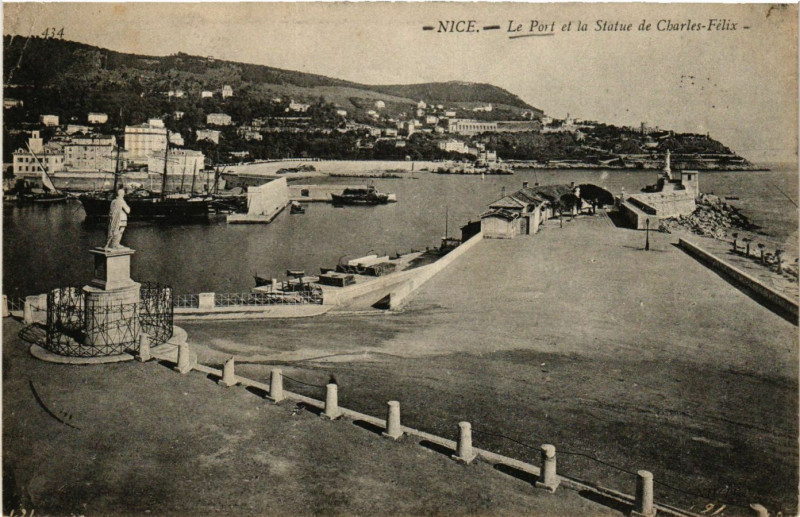 Carte postale ancienne Nice - Le Port et la Statue de Charles-Félix à Nice