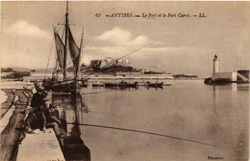 Carte postale ancienne Antibes - Le Port et le Fort Carré à Antibes