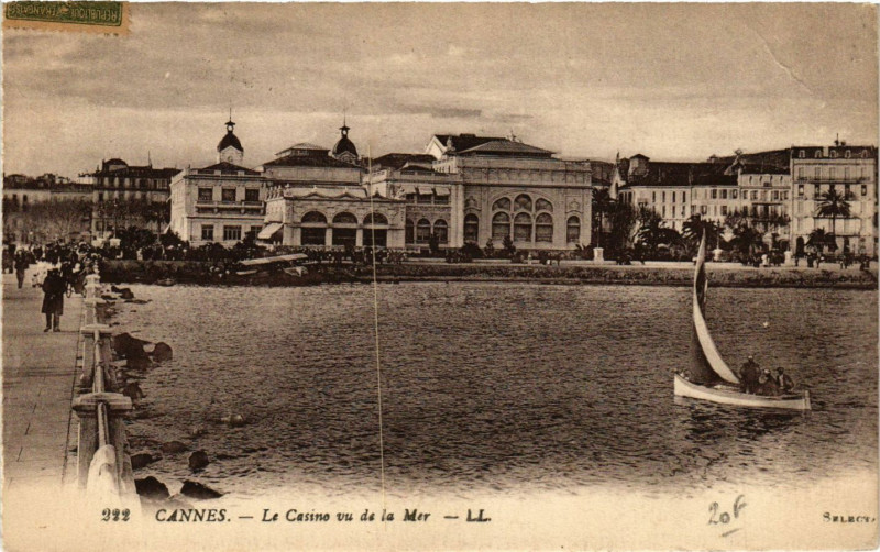 Carte postale ancienne Cannes - Le Casino vu de la Mer à Cannes