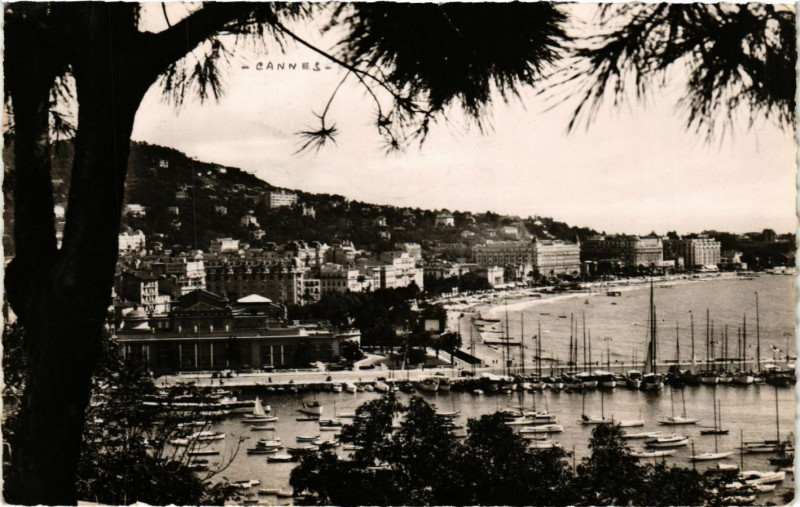Carte postale ancienne Cannes - Vue du Casino et du Port à Cannes