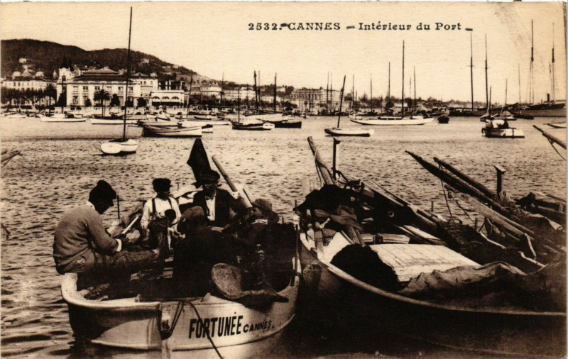 Carte postale ancienne Cannes - Intérieur du Port à Cannes