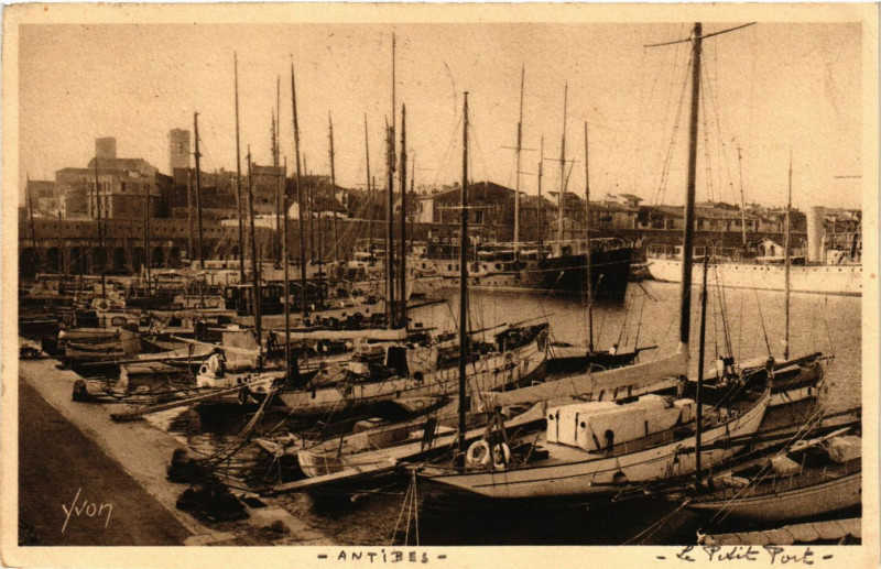 Carte postale ancienne Cote d'Azur - Antibes - Le Petit Port à Antibes