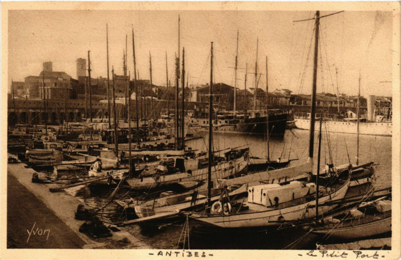 Carte postale ancienne Cote d'Azur - Antibes - Le Petit Port à Antibes
