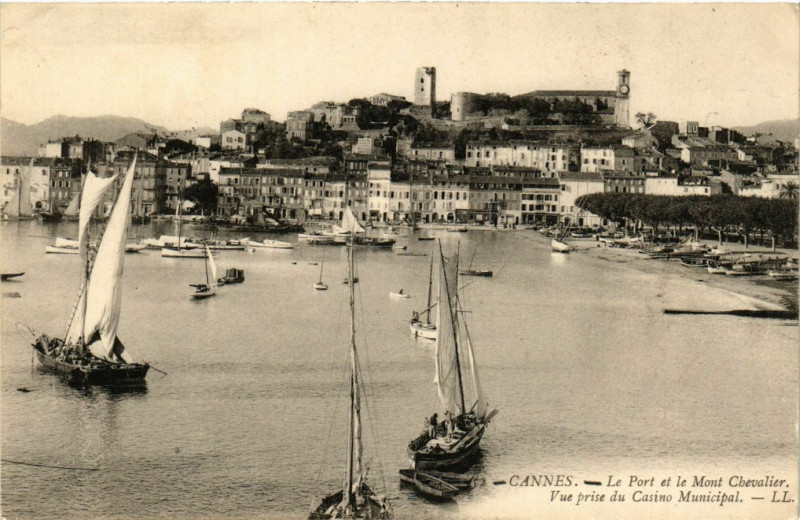 Carte postale ancienne Cannes - Le Port et le Mont Chevalier-Vue prise du Casino Municipal à Cannes