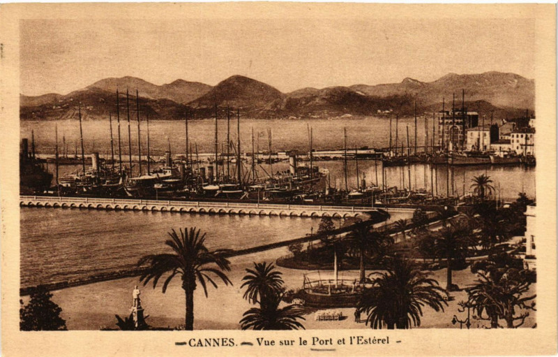 Carte postale ancienne Cannes - Vue sur le Port et l'Esterel à Cannes