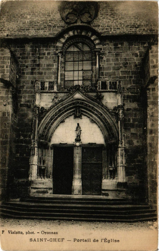 Carte postale ancienne Saint-Chef - Portail de l'Eglise à Saint-Chef