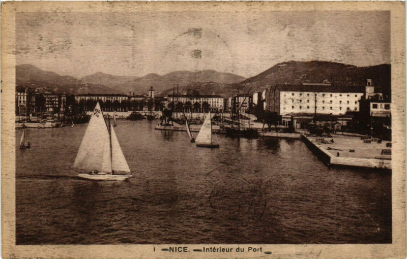 Carte postale ancienne Nice - Intérieur du Port à Nice