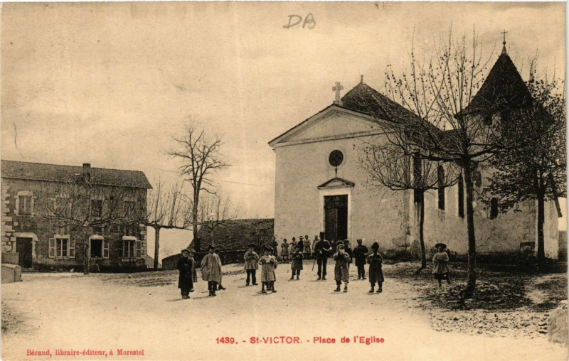 Carte postale ancienne Saint-Victor - Place de l'Eglise à Saint-Victor-de-Morestel