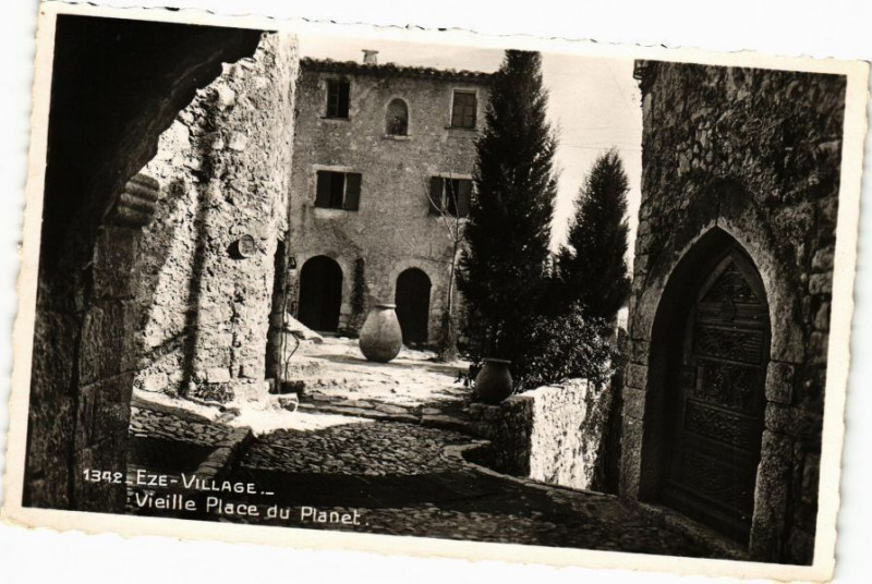 Carte postale ancienne Eze Village - Vieille Place du Planet à Èze