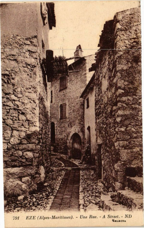 Carte postale ancienne Eze - Une Rue à Èze