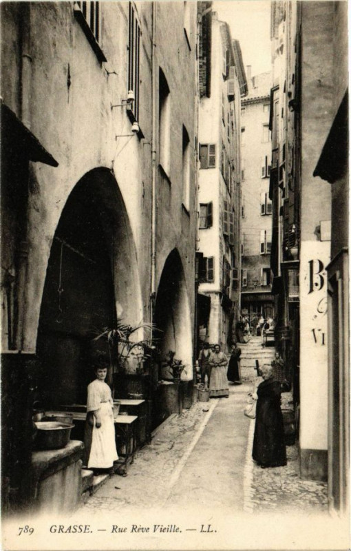 Carte postale ancienne Grasse - Rue Vieille à Grasse