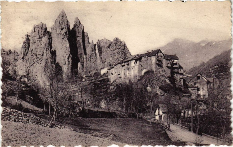Carte postale ancienne Route des Alpes Péone et ses Aiguilles à Péone