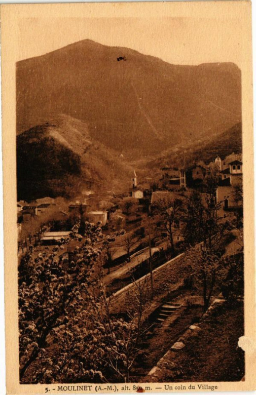 Carte postale ancienne Moulinet - Un coin du Village à Moulinet