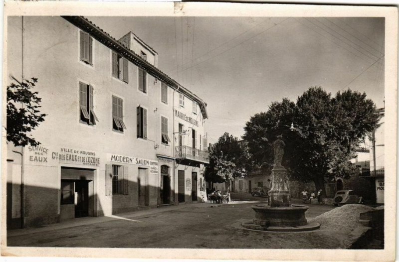 Carte postale ancienne Mougins - Place du Commandant Lamy et la Mairie à Mougins