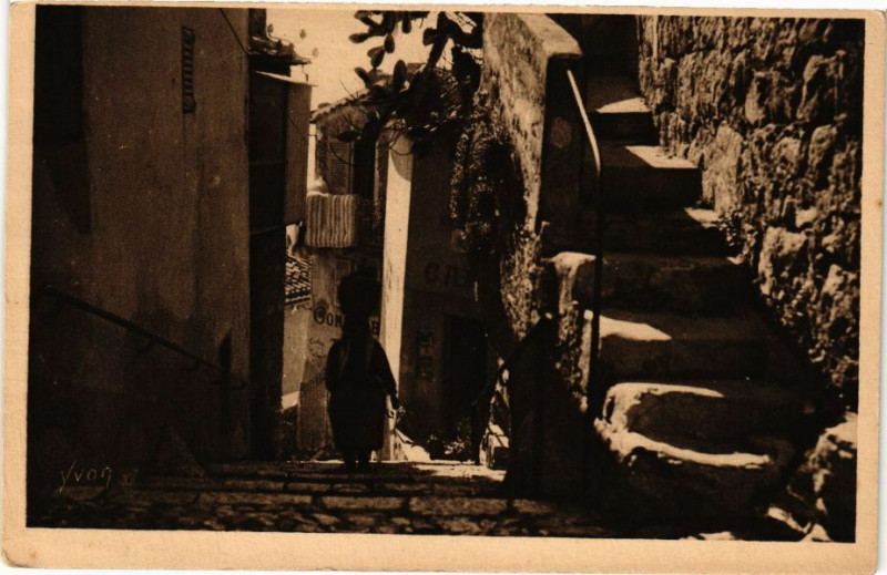 Carte postale ancienne Eze - Une Vieille Rue du Village à Èze