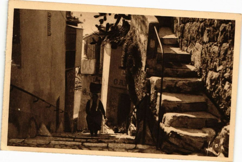 Carte postale ancienne Eze - Une Vieille Rue du Village à Èze