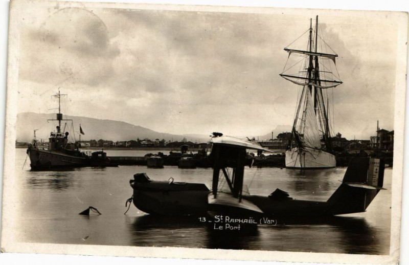 Carte postale ancienne Saint-Raphael - Le Port