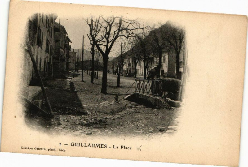 Carte postale ancienne Guillaumes - La Place à Guillaumes
