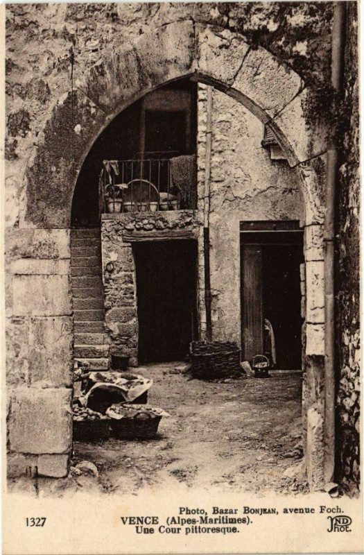 Carte postale ancienne Vence - Une Cour pottoresque à Vence