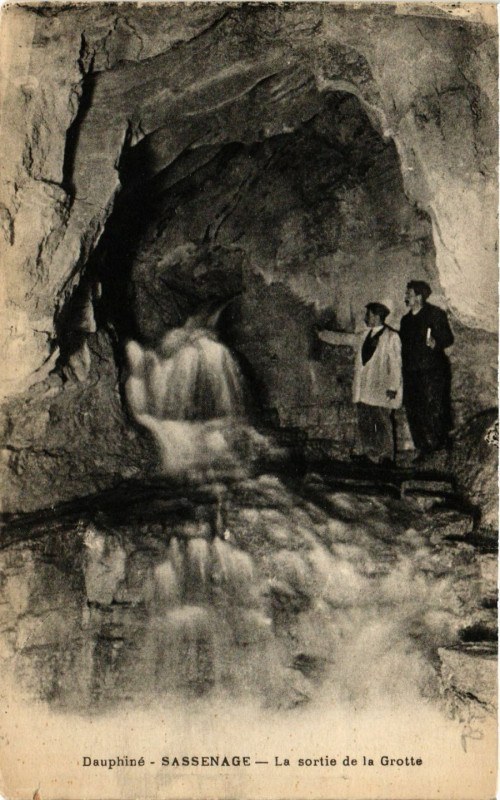 Carte postale ancienne Dauphiné - Sassenage - La sortie de la Grotte à Sassenage