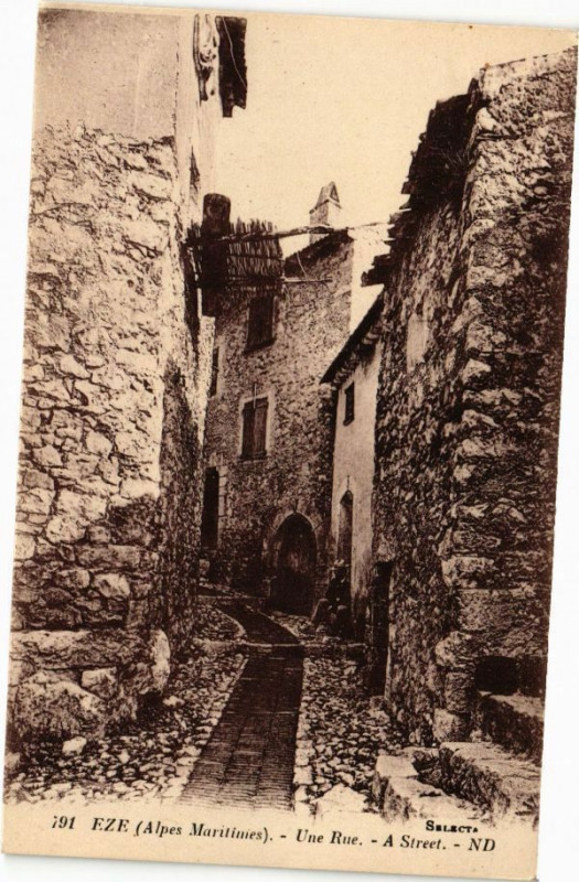 Carte postale ancienne Eze - Une rue à Èze