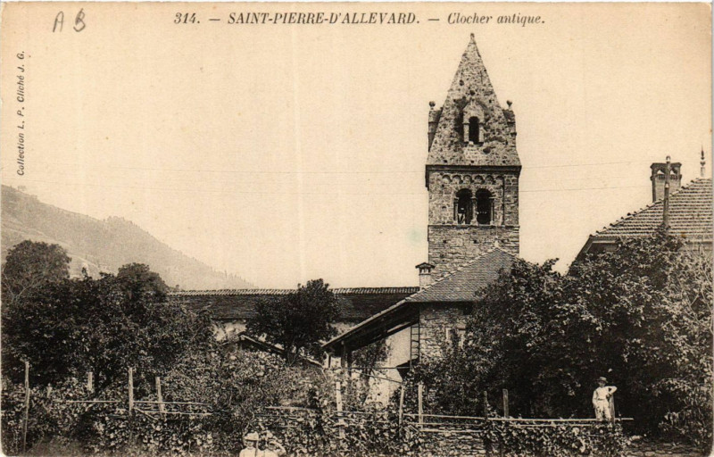 Carte postale ancienne Saint-Pierre-d'Allevard - Clocher antique à Allevard