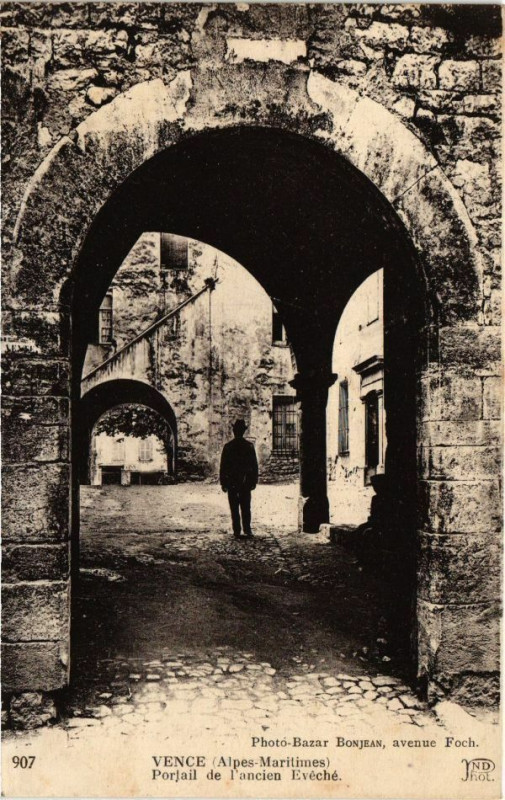 Carte postale ancienne Vence - Portail de l'ancien Evéché à Vence