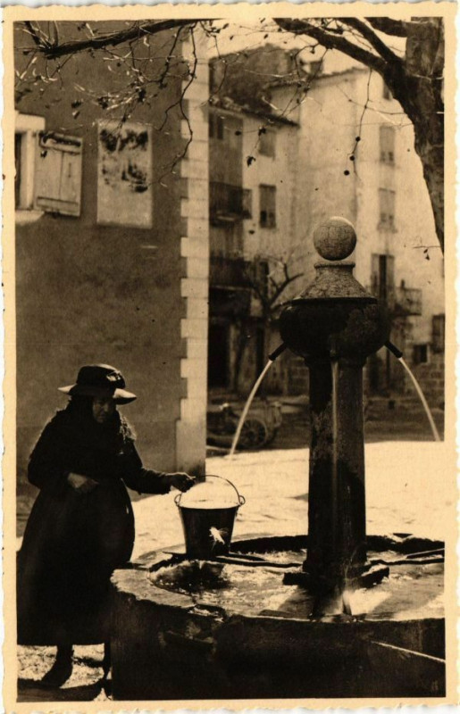 Carte postale ancienne En Provence - A la Fontaine à Vence
