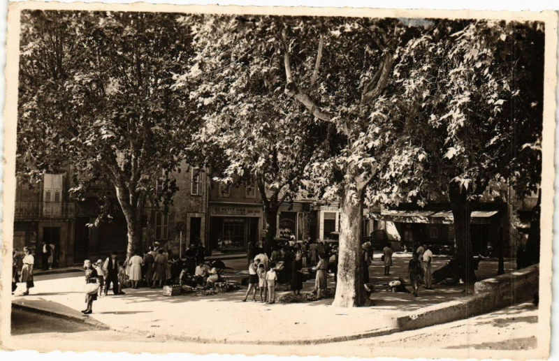 Carte postale ancienne Vallauris Place du Marché à Vallauris