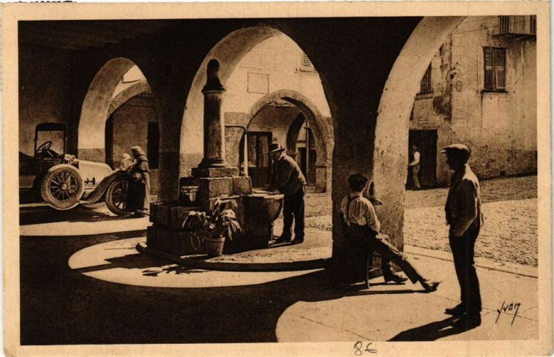 Carte postale ancienne Sospel -Arcades et Vieille Fontaine à Sospel