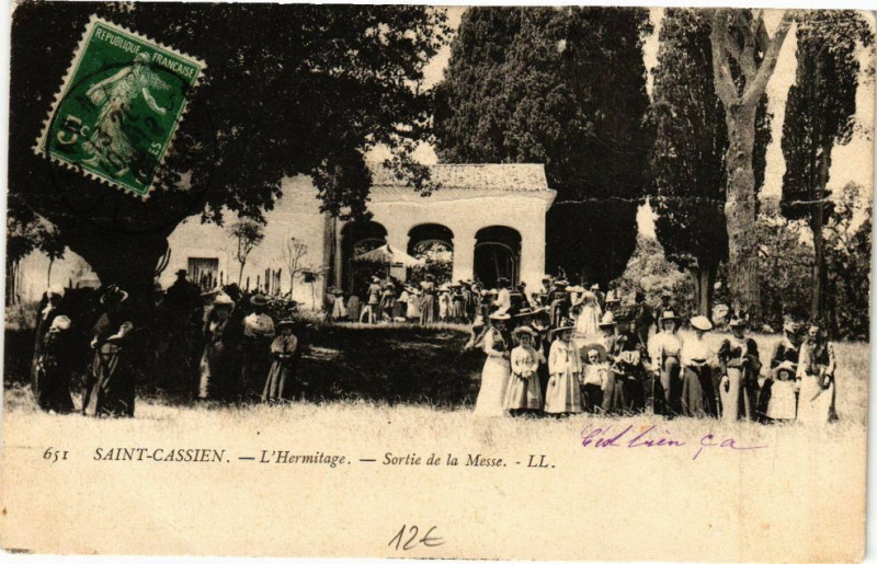 Carte postale ancienne Saint-Cassien-L'Hermitage-Sortie de la Messe