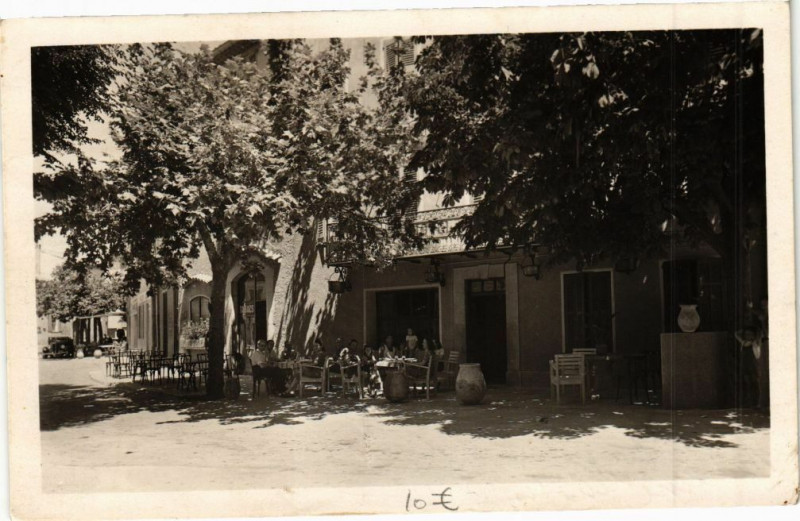 Carte postale ancienne Mougins -Place du Commandant Lamy à Mougins