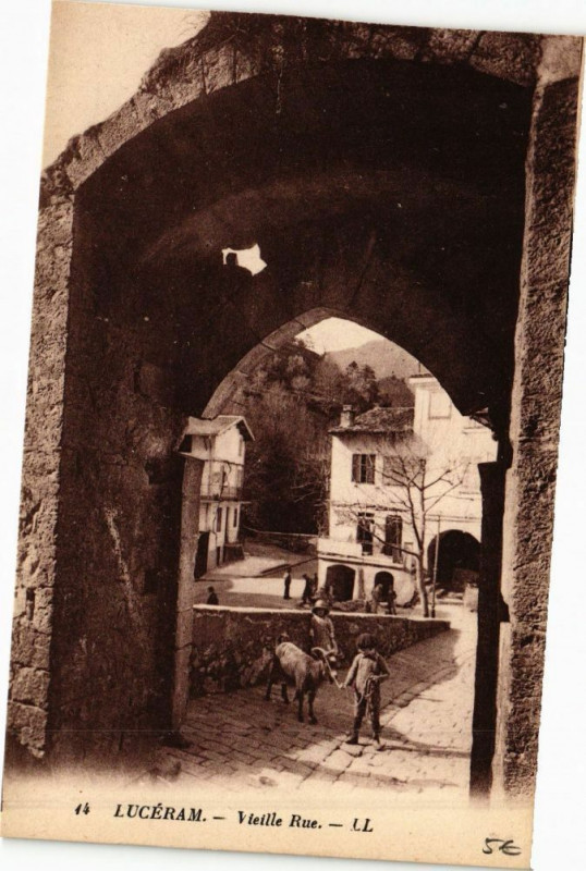 Carte postale ancienne Luceram -Vieille Rue à Lucéram