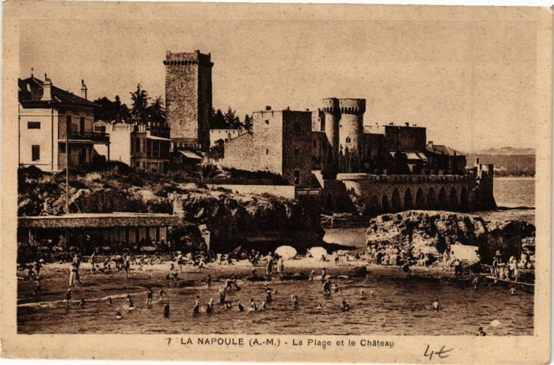 Carte postale ancienne La Napoule -La Plage et le Chateau