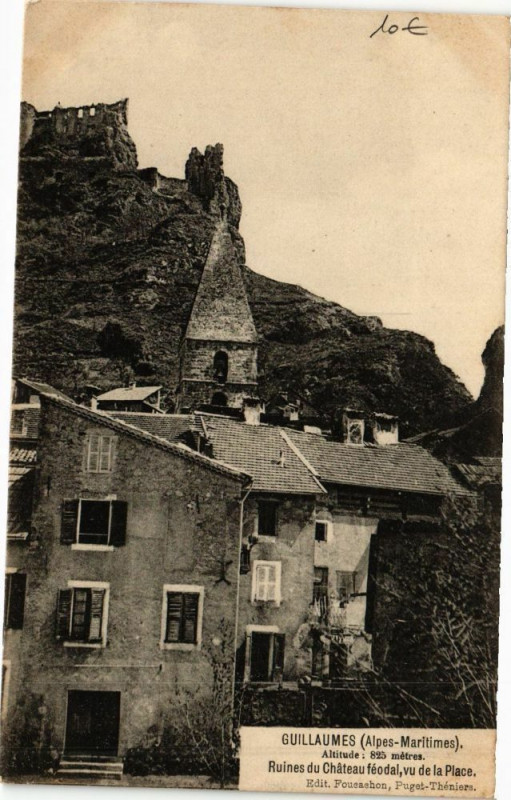 Carte postale ancienne Guillaumes -Ruines du Chateau féodal vu de la Place à Guillaumes