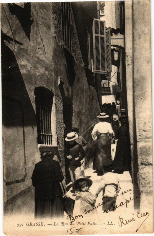 Carte postale ancienne Grasse -La Rue du Petit-Puits à Grasse