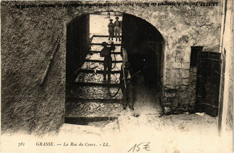 Carte postale ancienne Grasse -La Rue du Cours à Grasse