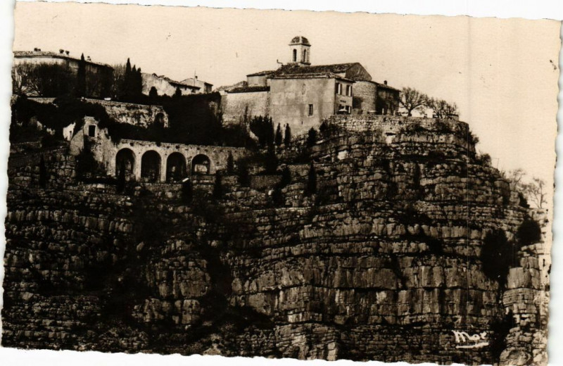Carte postale ancienne Gourdon Le pittoresque village perché au sommet de la montagne à Gourdon