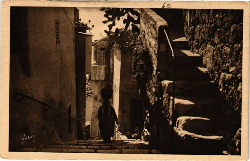 Carte postale ancienne Eze Une Vieille Rue du Village à Èze