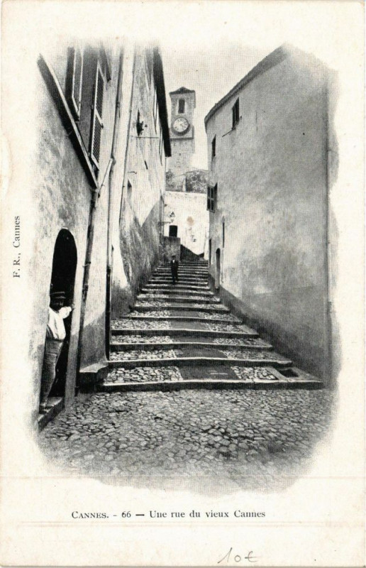 Carte postale ancienne Cannes Une rue du vieux Cannes à Cannes