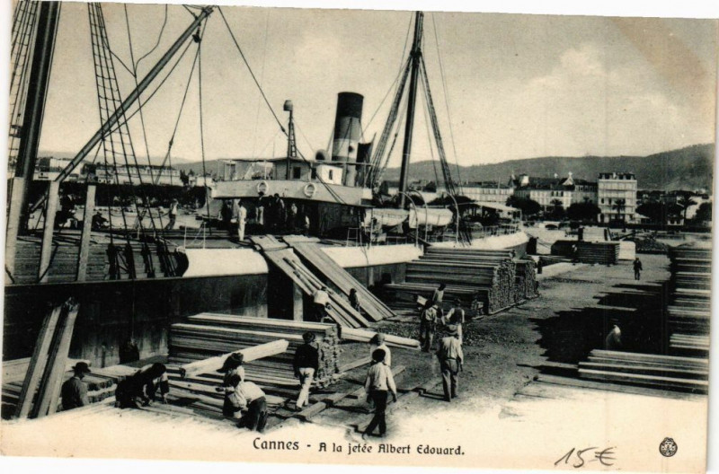Carte postale ancienne Cannes A la jetée Albert Edouard à Cannes