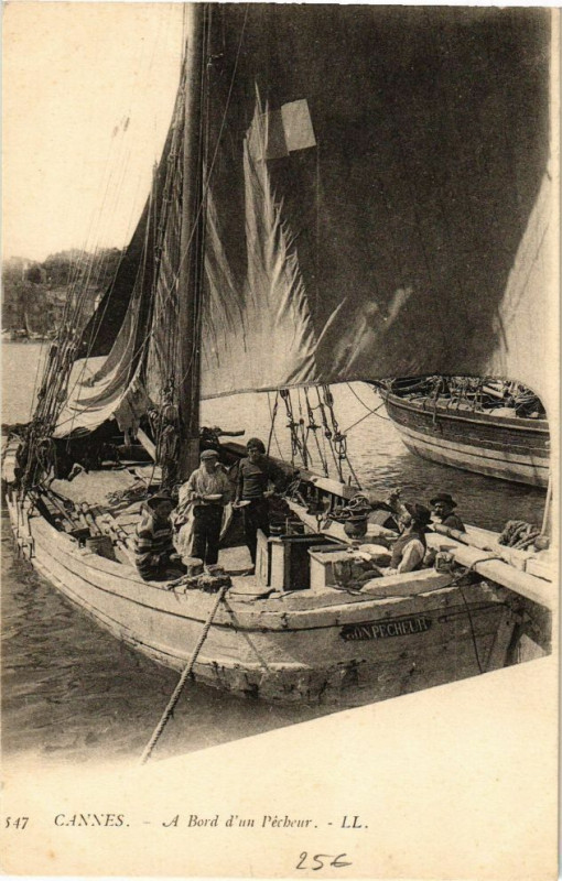 Carte postale ancienne Cannes A Bord d'un Pécheur à Cannes